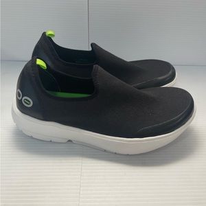 OOFOS OOMG EEZEE LOW SIZE 8